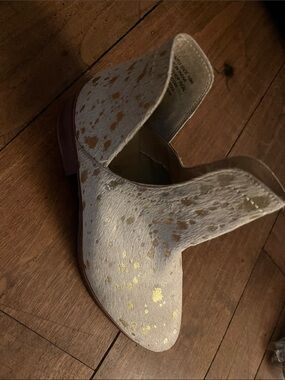 Coconuts by Matisse Cream Ankle Booties with Gold Speckle